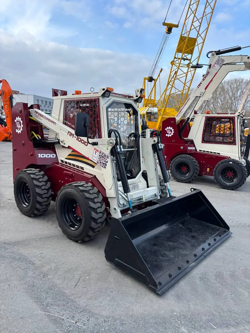 На склад поступили новые универсальные мини-погрузчики российского производства, модель ПМ-1000 