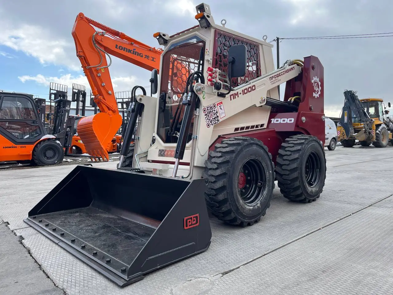 На склад поступили новые универсальные мини-погрузчики российского производства, модель ПМ-1000 