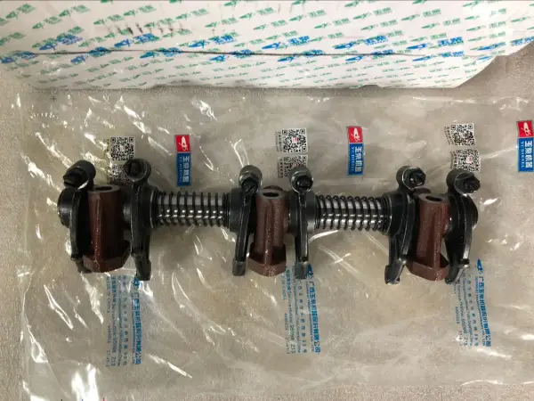 Ось с коромыслами в сборе YC6108G, YC6B125 оригинал