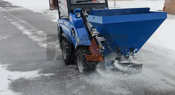 Пескоразбрасыватель для мини-тракторов